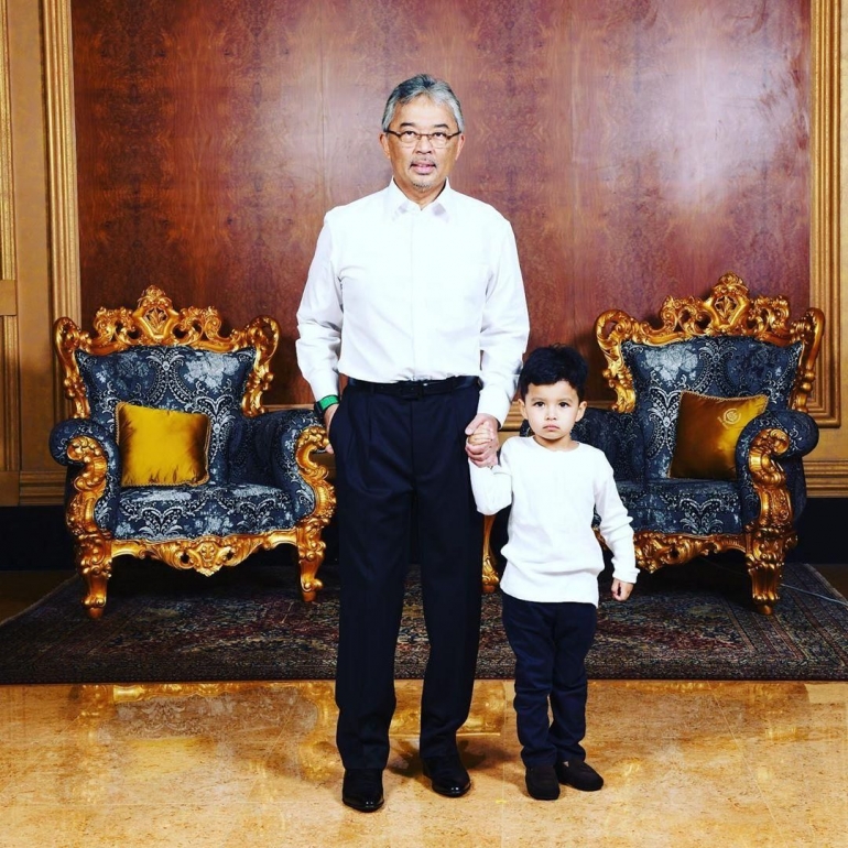 Raja Malaysia dengan cucu- Instagram@istana_negara