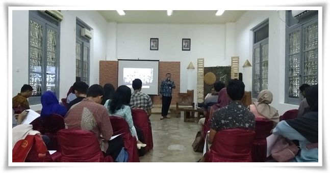 Pak Alex sedang memberikan materi (Foto: KPBMI)