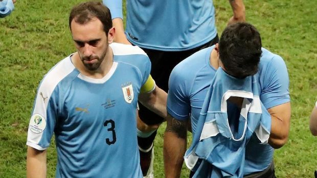 Suarez bersedih karena gagal penalti (Foto Sergio Moraes/REUTERS) 