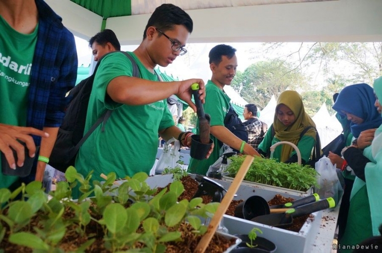 Keseruan Darling  Squad saat memasukkan sekam ke dalam  pot yang nantinya bisa dibawa ke rumah masing-masing (dok.pri)