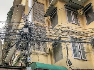 Setiap Seratus Meter Ada Tiang Dengan Kabel Mbulet Ruwet