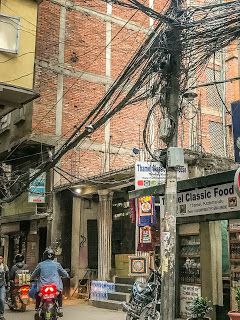 Banyak Juga Kabel Yang Rendah Hampir Menyentuh Tanah