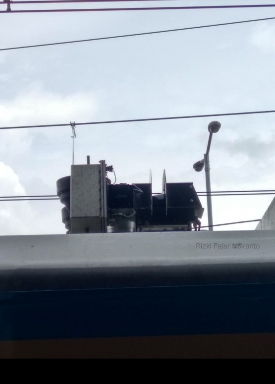 Overhead  Wire (Catenary) Imaging System (OWIS) yang dipasang di atap kereta ukur. (Sumber: Pribadi)