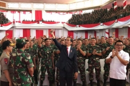 Presiden Jokowi bersama prajurit TNI. Foto: KOMPAS.com/Fabian Januarius Kuwado