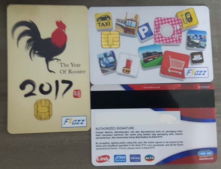 Kartu Flazz dan kartu ATM yang terhubung dengan jaringan PRIMA. Foto merupakan dokumen pribadi.