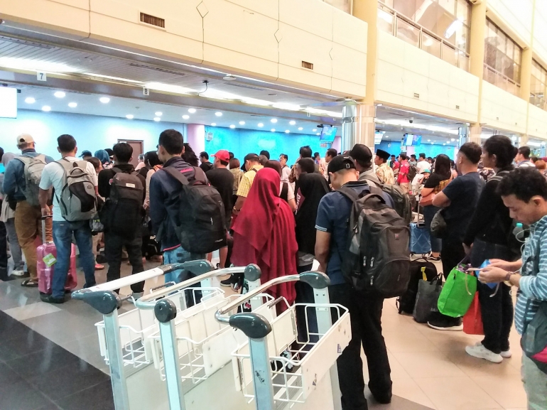 Antrean mendapatkan boarding pas di Bandara Hang Nadim, Batam. Foto | Dokpri