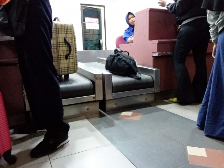 Semua barang harus ditimbang, termasuk di bawa ke kabin. Foto | Dokpri