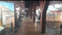 Lantai 2 museum Bahari dengan tiang kayu yang kokoh(dokpri)