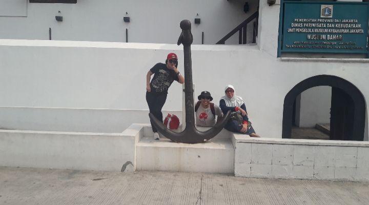  Team halan halan Clicker mejeng di depan museum Bahari(dokpri)  