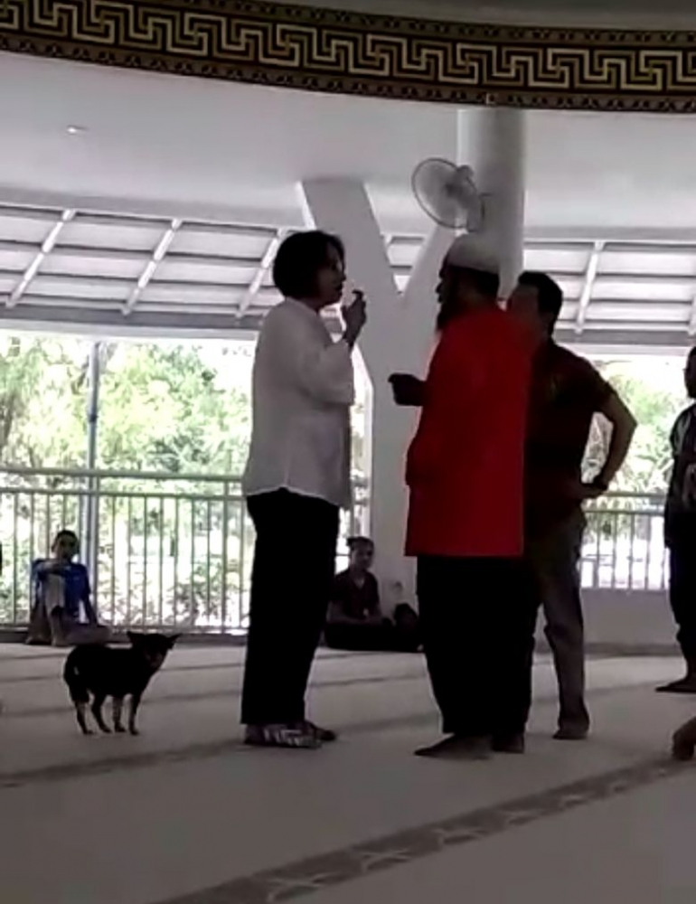 Seorang perempuan yang tengah emosi membawa masuk anjing masuk ke masjid (Sumber gambar : https://news.detik.com)
