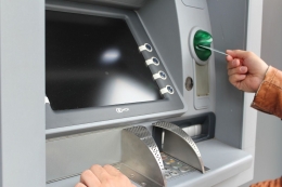 Mesin ATM adalah alat kegiatan ekonomi yang sangat membantu terutama untuk transaksi mikro di Indonesia yang mayoritas masih berbasis uang tunai #EasyWayPrima1 (sumberi: pixabay.com)