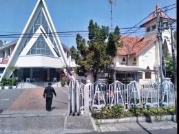 Banyak bangunan gereja eksotik yang dilewati kereta ini. - Dokpri