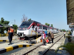 Berpose di Stasiun Sukoharjo. - Dokpri