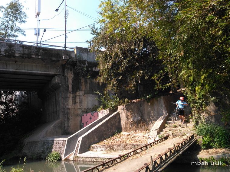 Di bawah Jembatan Sulfat. Dokpri