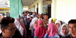 Ratusan orangtua siswa rela antre demi mendaftar di SMA Negeri 3 Pontianak, Kalimantan Barat, Senin (24/6/2019).(diambil dari KOMPAS.com/HENDRA CIPTA)