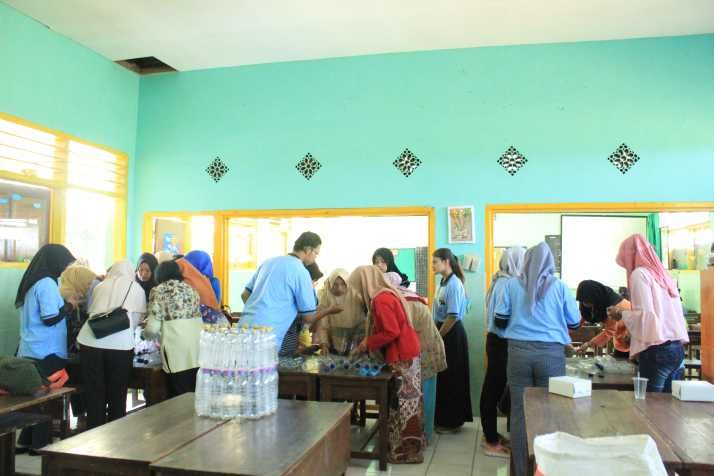 Proses Pembuatan Tempat Sampah Bersama PKK Candirenggo | dokpri