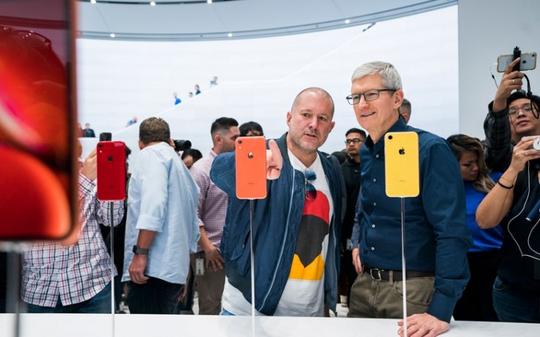 Jony Ive (kiri) bersama CEO Apple Tim Cook saat peluncuran Apple XR, September 2018 (sumber foto: apple.com)