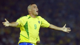 Selebrasi Ronaldo di Piala Dunia 2002 | source: Goal.com/Getty Images
