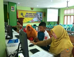 pelayanan informasi seputar proses PPDB online di SMAN 7 Surakarta (dok.pri)