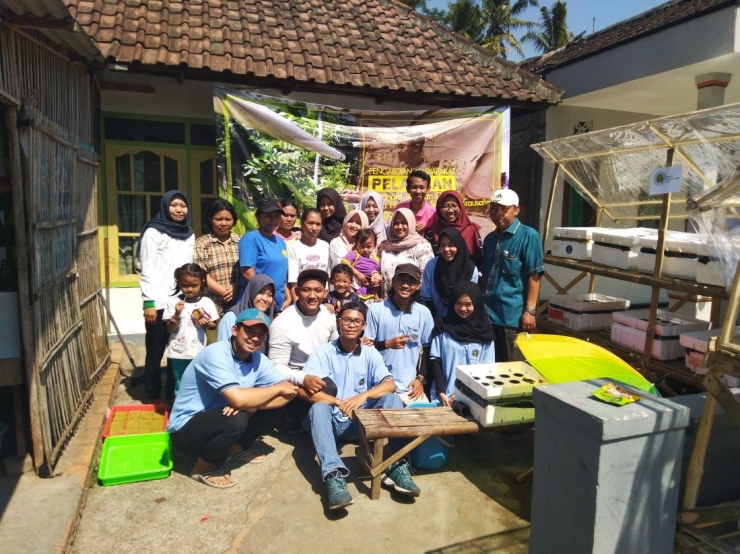 Foto bersama Pelatihan Hidroponik dengan warga harapan Desa Glanggang, Kecamatan Pakisaji, Kabupaten Malang