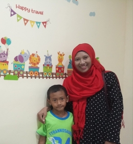 Deskripsi : Ibu Tari dan Elgyza mendapatkan pelayanan kesehatan poliklinik anak di RSKO Jakarta I Sumber Foto : dokpri RSKO Jakarta