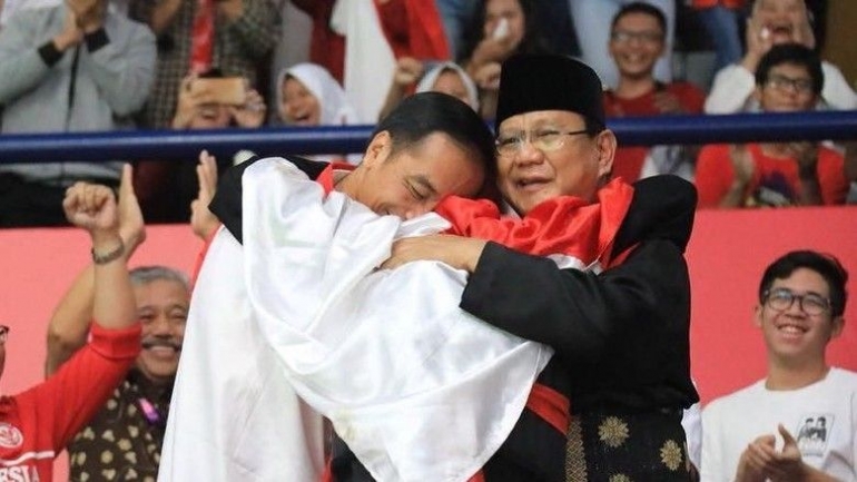 Jokowi dan Prabowo berpelukan/Instagram @prabowo
