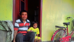 Siswanto bersama putrinya saat masih tinggal di kontrakan mungilnya/Foto pribadi