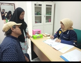 Deskripsi : Pemeriksaan Kesehatan Poliklinik Syaraf di HUT RSKO Jakarta I Sumber Foto : dokpri RSKO Jakarta