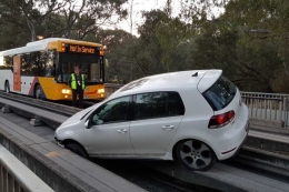 PHOTO: The car stuck on the O-Bahn tracks this morning. (ABC News: Simon Christie) 