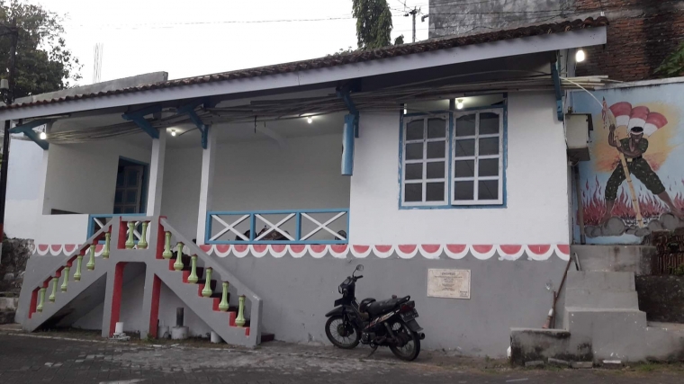 Sehari-hari Sumar menumpang tidur di Poskamling. Sambil beraktivitas sehari-hari. (Foto: Dokumentasi pribadi).