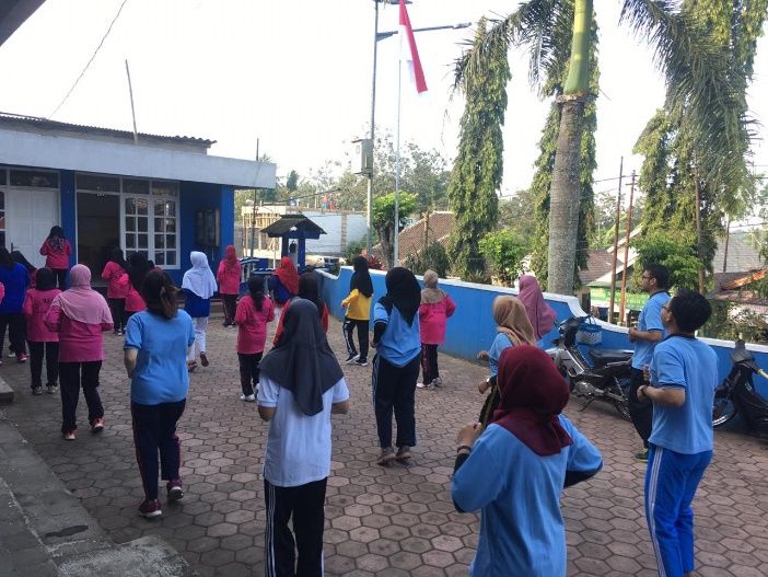 Kelompok Mahasiswa Universitas Negeri Malang yang melakukan KKN Desa Sumbermanjing Wetan