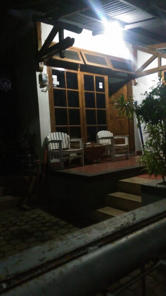 Kondisi rumah ketika saya dan keluarga mudik ke kampung halaman. Pintu masih terbuka dan tidak terkunci. Betapa cerobohnya. Karena kejujuran Sumar sang penjaga malam, Alhamdulillah tidak ada barang yang hilang dan aman. (Foto: Dokumen pribadi).
