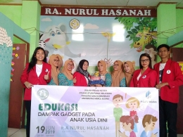 Panitia berfoto bersama dengan Kepala Sekolah dan Dewan Guru (Dokpri)