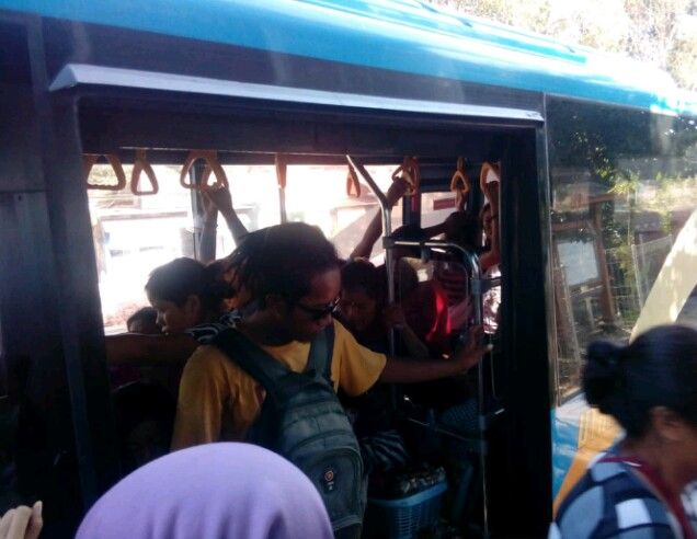 Para penumpang berjejal masuk dan turun di halte (Sumber: dokumen pribadi)