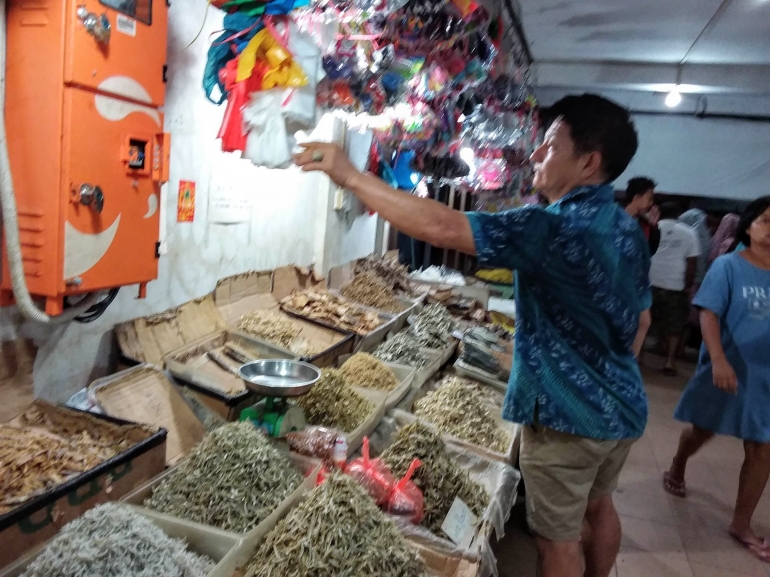 Penjual ikan asin di Pasar Dapur 12 Batam. foto | Dokpri
