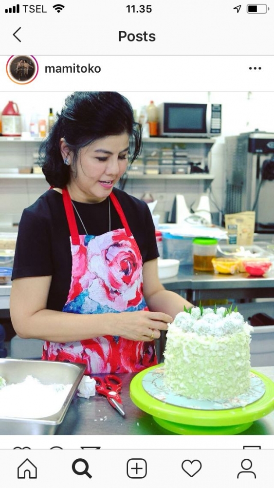 Desiree Sitompel sedang membuat cake klepon (dok ig mamitoko)