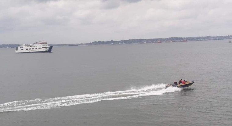 Selain kapal feri, speedboat juga merupakan angkutan sarana menyeberang. Lebih cepat. Tetapi kapasitasnya lebih kecil. (Dok. Wahyu Sapta).