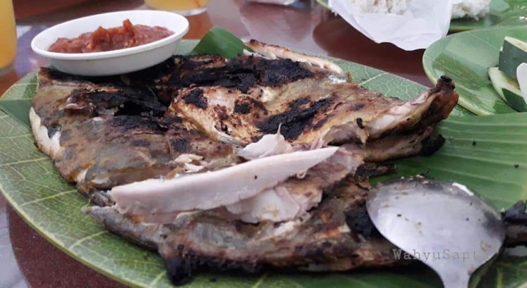 Saat di Balikpapan saya mencicipi Ikan Trakulu Bakar. Rasanya gurih. Tidak memakai kecap seperti ikan bakar di Jawa. (Dok. Wahyu Sapta).