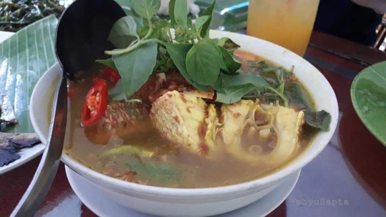Palumara Kakap ini segar dengan aroma bawang putih. Kuahnya bening. Rasanya asin gurih. (Dok. Wahyu Sapta).