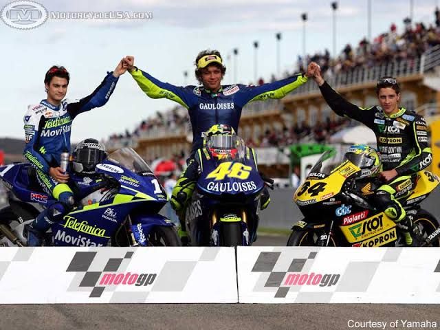 Rossi menjadi juara dunia 2004 bersama Yamaha setelah 10 tahun pabrikan berlambang garputala mengalami paceklik gelar. Di tahun itu, Dani Pedrosa menjadi pemuncak di GP 250 dan Andrea Dovizioso menjadi jawara di GP 125 | Foto www.motorcycleusa.com