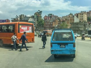 Kelakuan Sopir Angkot Kathmandu Sama Saja Putar Balik Sembarangan