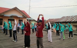 Foto : Tim Nusantara Sehat Puskesmas Sapala saat kegiatan Senam Triple's rutin dimasyarakat (dokpri).