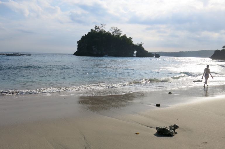 Pulau Karang di Pantai. Sumber: Dok. Pribadi