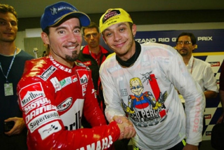 Max Biaggi, pemegang rekor juara dunia GP 250 sebanyak 4 kali yang menjadi rival bebuyutan Rossi di GP 500 hingga Motogp | Foto www.republika.com