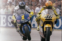 Rossi vs Kenny Roberts, Jr memperebutkan mahkota juara dunia GP500 pada 2001 | Foto www.formulapassion.it