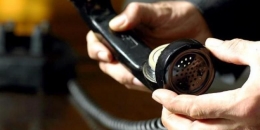 Ilustrasi memasang alat penyadap di dalam sebuah telepon.(Sumber: nydailynews.com)