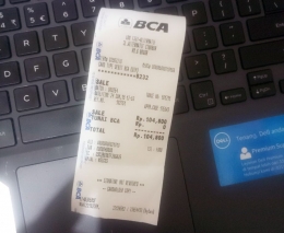 Deskripsi : Membayar belanja di minimarket Alfamart dengan melalui mesin EDC dengan kartu debit BCA berlogo Jaringan PRIMA I Sumber Foto : dokpri