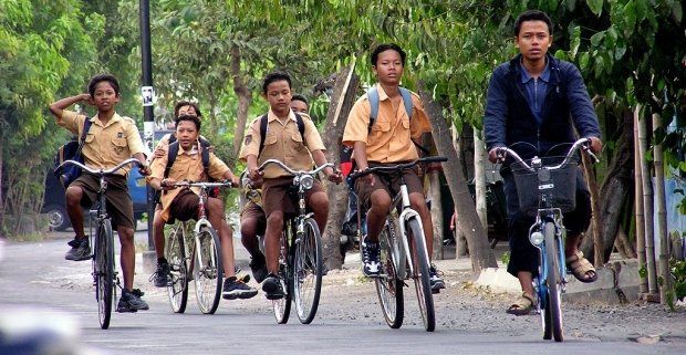 Anak-anak bersepeda menuju sekolah/Foto: hipwee