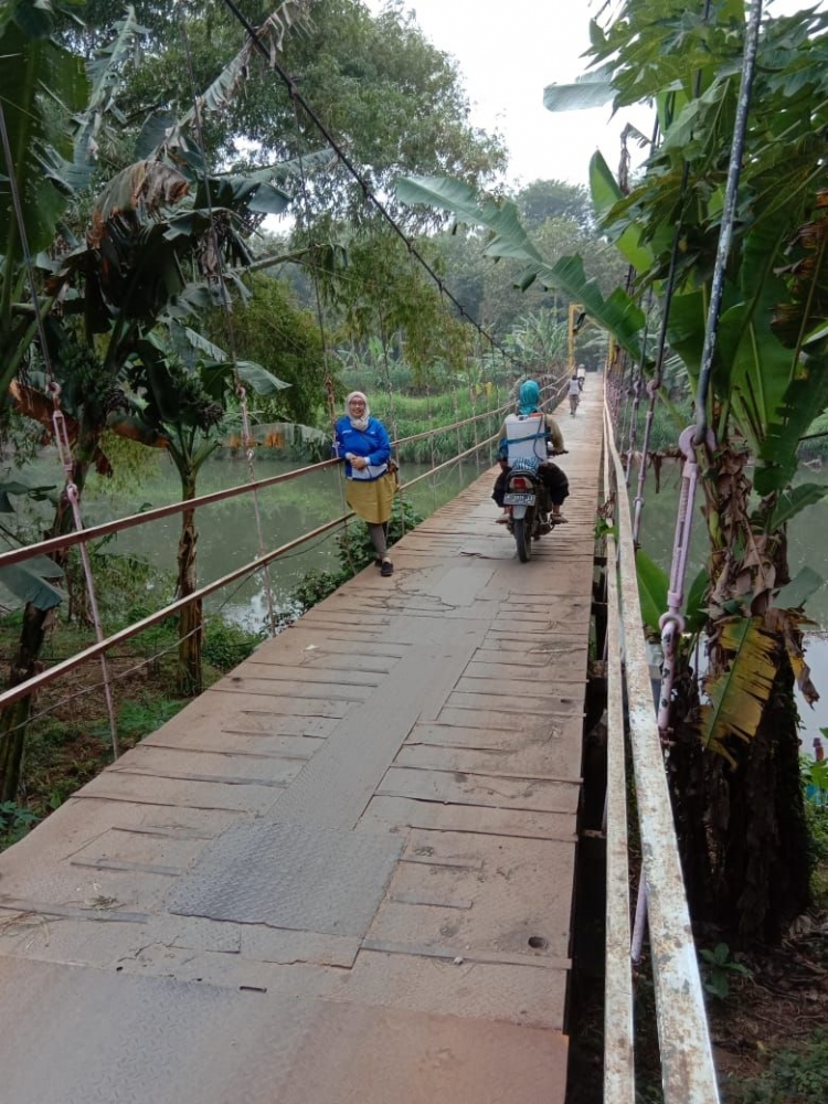 Jembatan gantung, satu-satunya jalan menuju pantai. Dok pri