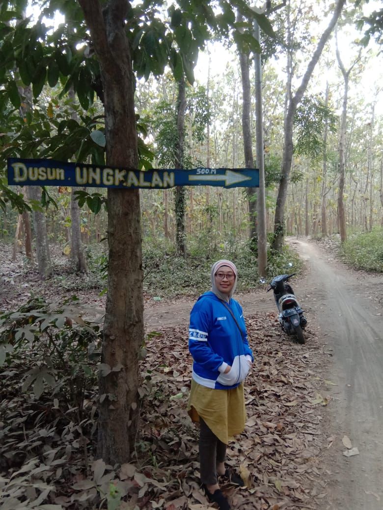 Jalan setapak dan hutan jati menuju lokasi pantai. Dok pri